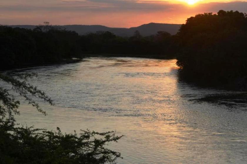 O Rio Grande, um dos mais importantes afluentes do São Francisco: uma lâmina rala de água.