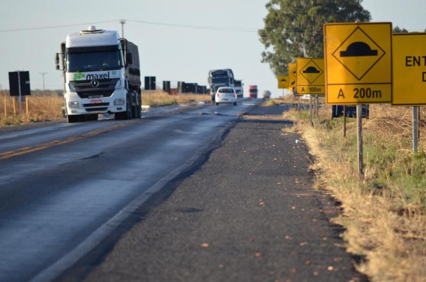 BR 020, uma das principais rodovias do País. Apesar da manutenção permanente, tráfego pesado acaba com o piso.