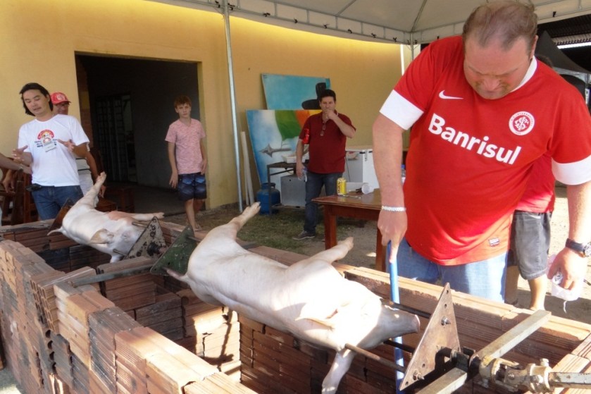 A cozinha do Centro de Tradições Gaúchas, ensinou o passo-a-passo como preparar um porco no rolete.