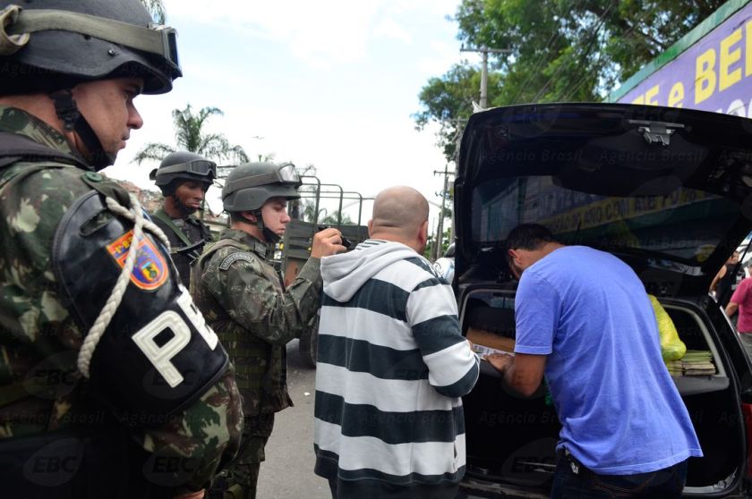 Polícia do Exército detém eleitor com propaganda eleitoral 