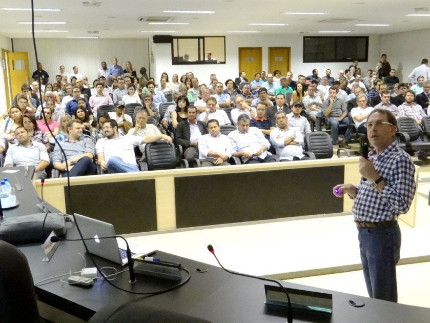 Enio Perin, consultor contratado para revisão e atualização do Plano Diretor, pautou a primeira audiência pública como uma ferramenta de planejamento urbano.