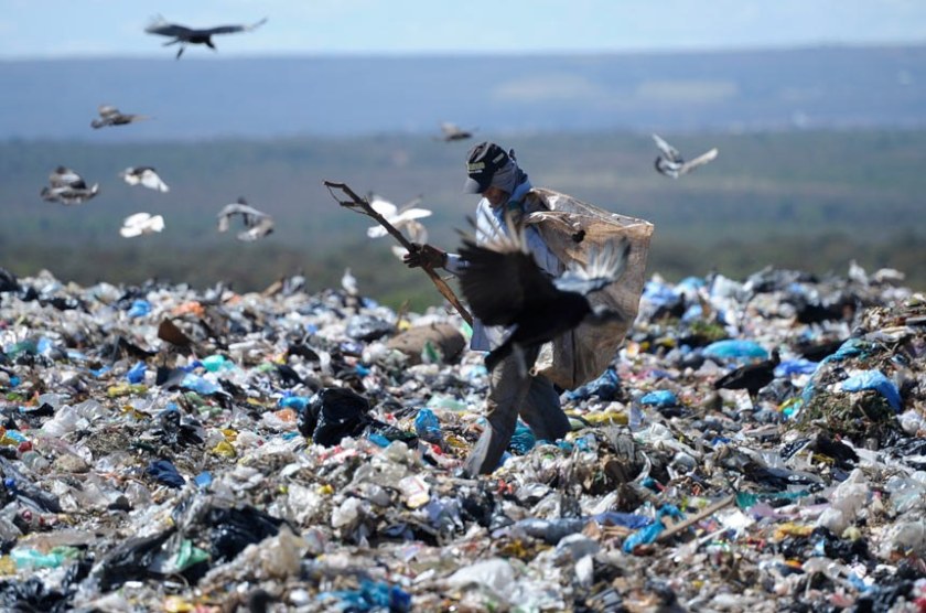 Lixão da Estrutural, em Brasília. Nem na Capital os aterros sanitários foram implantados