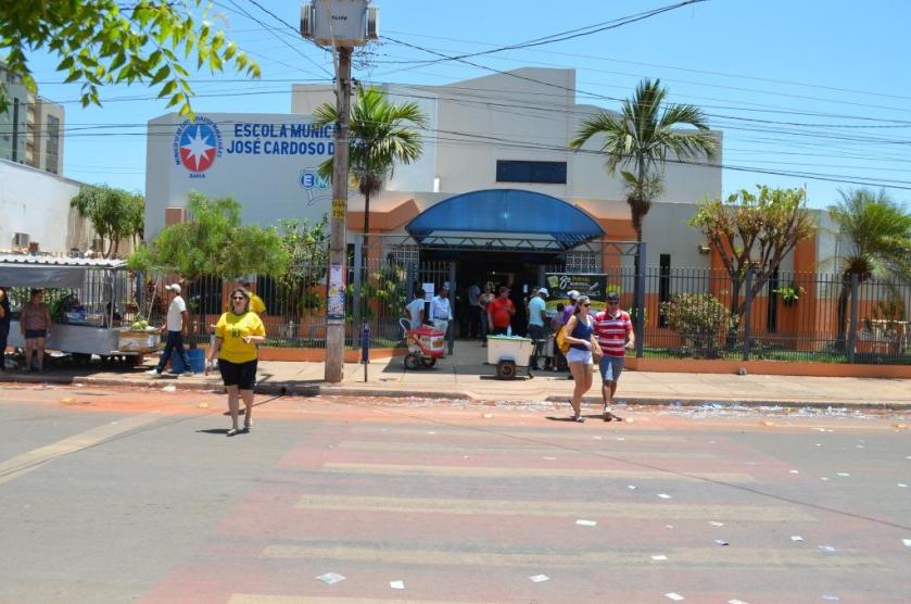 Na escola José Cardoso de Lima tudo normal, com a presença de 4 PMs.