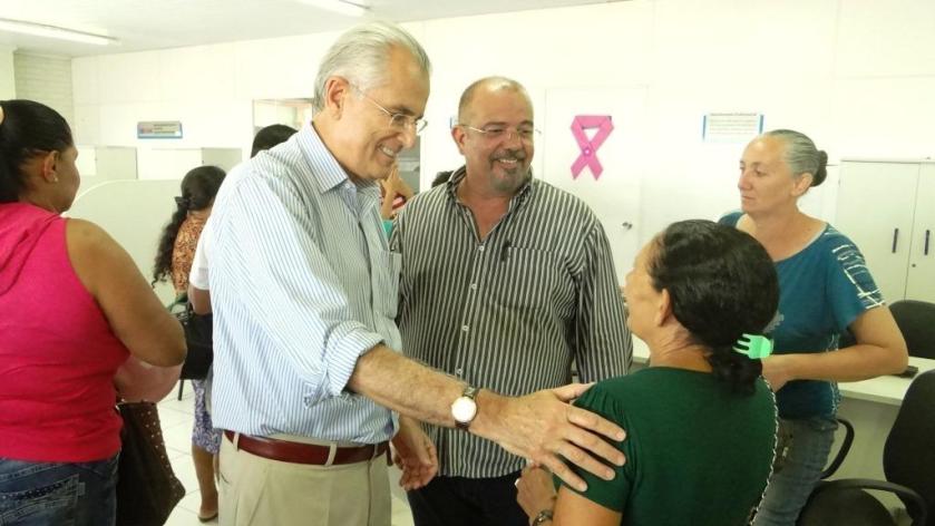 O prefeito acompanhado pelo secretário interino  de Saúde, Sérgio Verri, conversou com as pacientes.