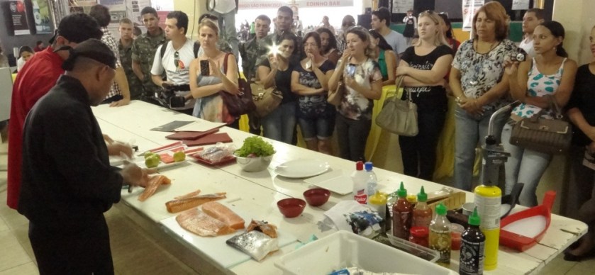  O Shushiman Edvaldo Miranda, apresentou uma oficina de como preparar sushi com os peixes produzidos na região.