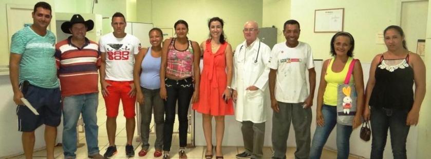 Os catadores e a secretária Fernanda Aguiar durante ação do projeto Saúde do Catador