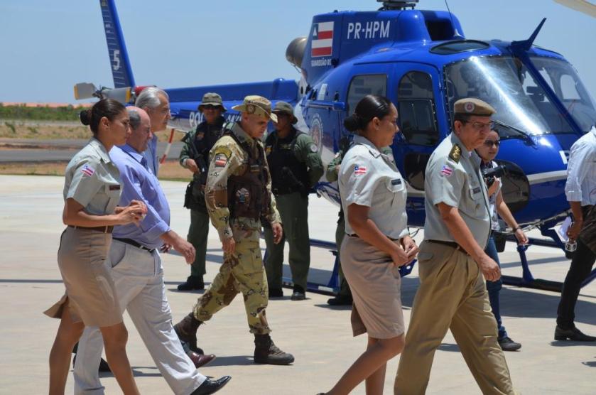 Autoridades, militares e produtores inspecionam a frota disponibilizada para o Oeste