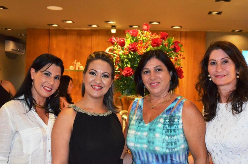 Luzia recebe amigas e clientes.