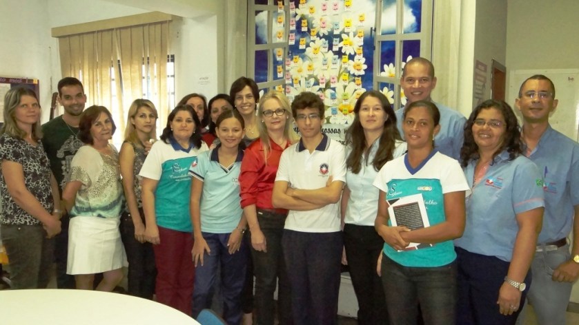 Direção da escola José Cardoso de Lima, secretaria de Educação e o aluno vencedor