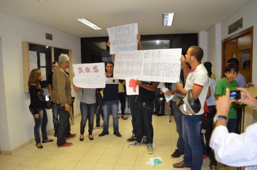 Estudantes protestam no hall do plenário
