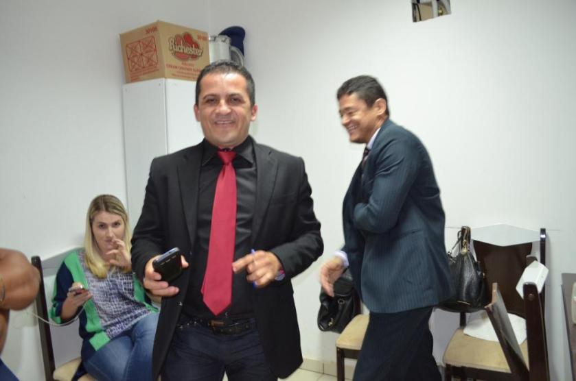 Vereadores que votaram contra, escondidos na cozinha, com sorrisos constrangidos.