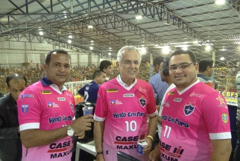 O presidente da Câmara, Domingos Carlos Alves, o Prefeito e o vereador Voga Pelissari