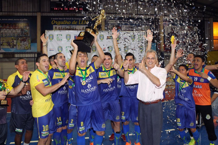 Prefeito Humberto no momento da entrega do troféu ao capitão do Horizonte, grande campeão da X Taça Nordeste de Futsal - Foto - Zerosa Filho