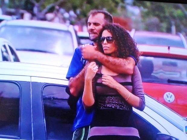 Homem armado com faca faz mulher refém em ponto de ônibus em frente ao Palácio do Buriti, em Brasília (Foto: Vianey Bentes/TV Globo)