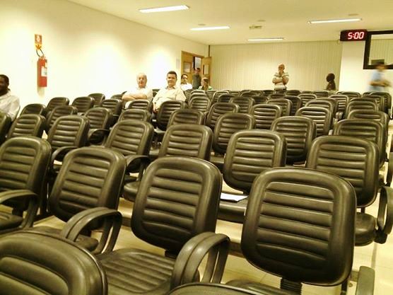 Vereadores: malandragens assistidas por um plenário vazio.