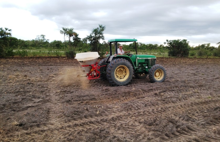 A participação dos proprietários mostra o interesse em participar da Campanha que recupera áreas no municipio. Na foto o Sr. Jorge Falkowski plantando Muvuca.