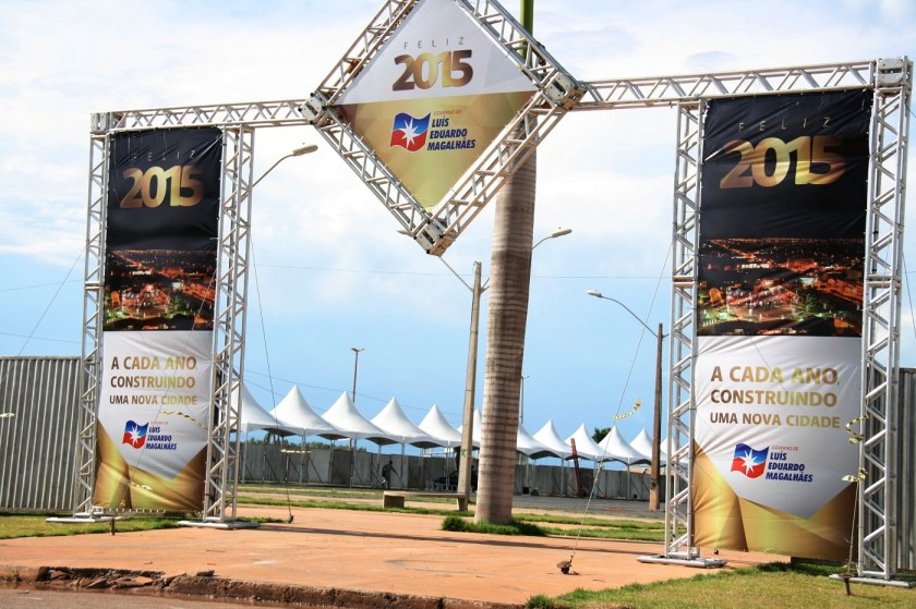 Ao fundo, a estrutura montada para a Praça de Alimentação para quem for curtir a chegada de 2015