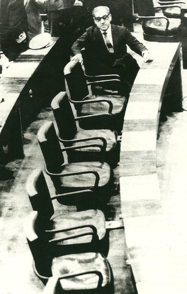 A famosa foto de Costa e Silva, de autoria de Roberto Stuckert: solitário no Congresso fechado