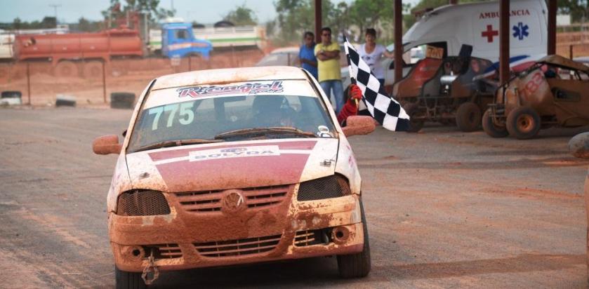 Petras Teles dá a volta da vitória com a bandeira quadriculada. Depois recebe os abraços dos filhos e esposa