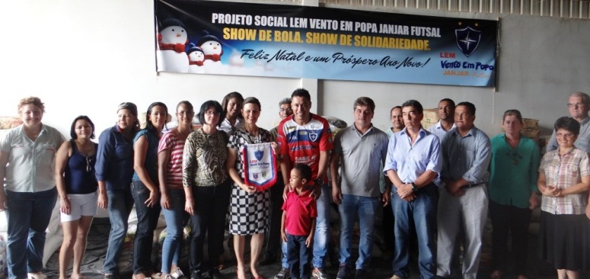 Equipe da Secretaria de Ação Social e representantes das entidades beneficentes