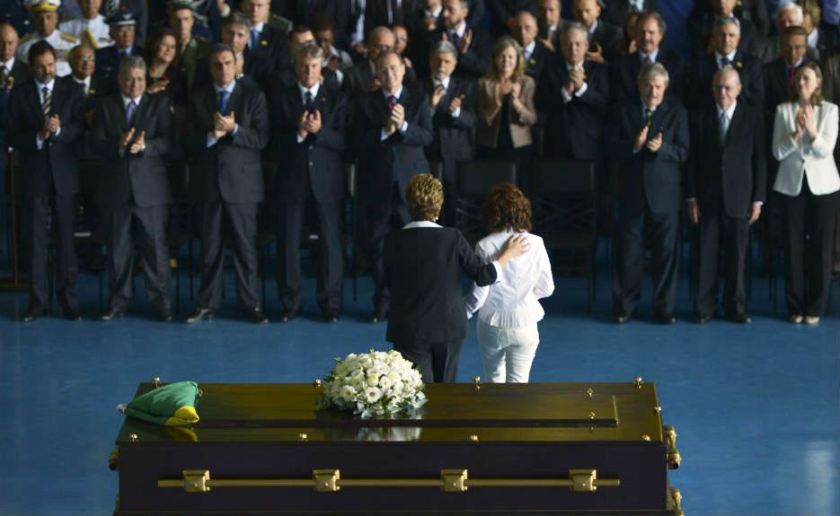 O corpo de Jango volta ao Planalto, exumado, com honras de Chefe de Estado, antes do exame dos peritos.