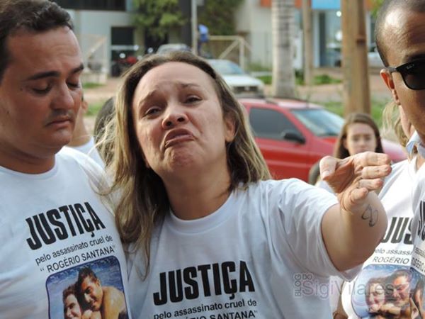 A Viúva manifestou-se por mais Justiça. Foto de Sigi Vilares.