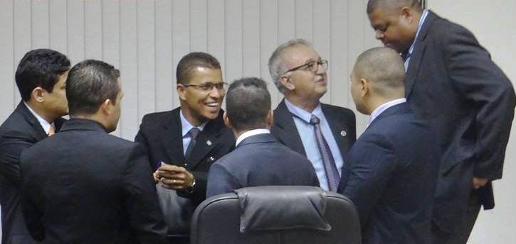 Foto de Nei Vilares: vereadores riem da situação. Seria o tel riso nervoso?