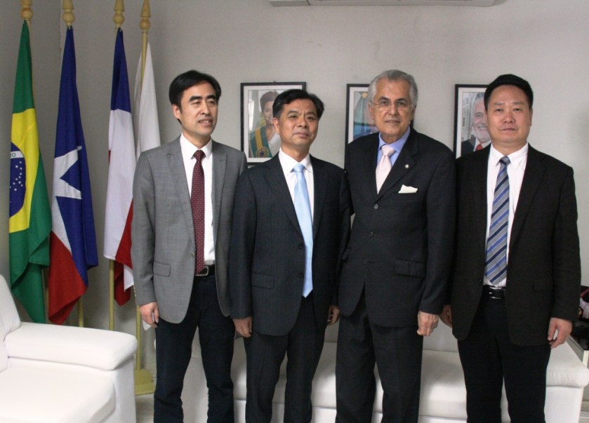 O prefeito Humberto Santa Cruz com os representantes da cidade chinesa de Yueqing