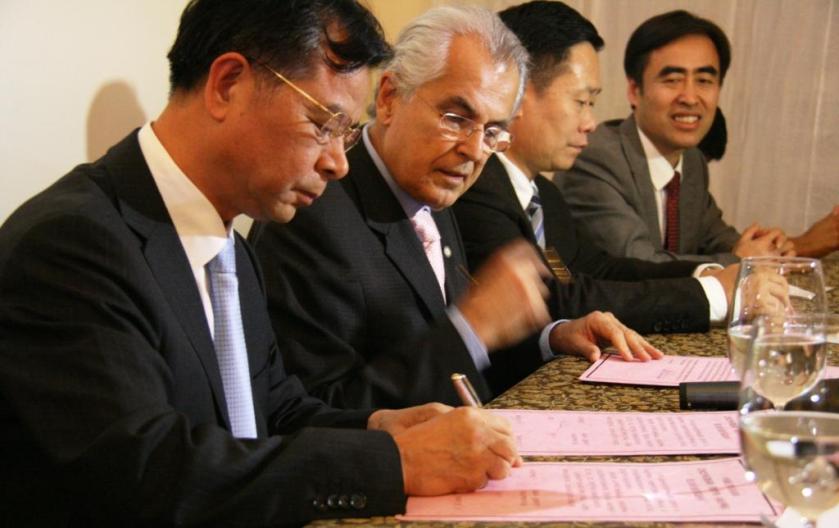 O prefeito Humberto Santa Cruz e o vice-presidente do Comitê Municipal de Yueqing, Ye Lean assinam carta de intenções entre os dois municípios.