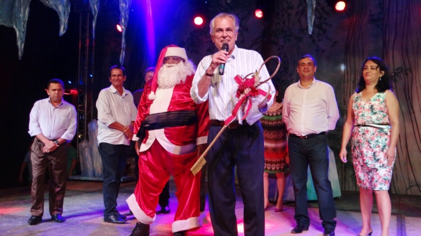 O prefeito Humberto Santa Cruz fez a entrega simbólica da chave da cidade ao Papai Noel na abertura do Natal Iluminado