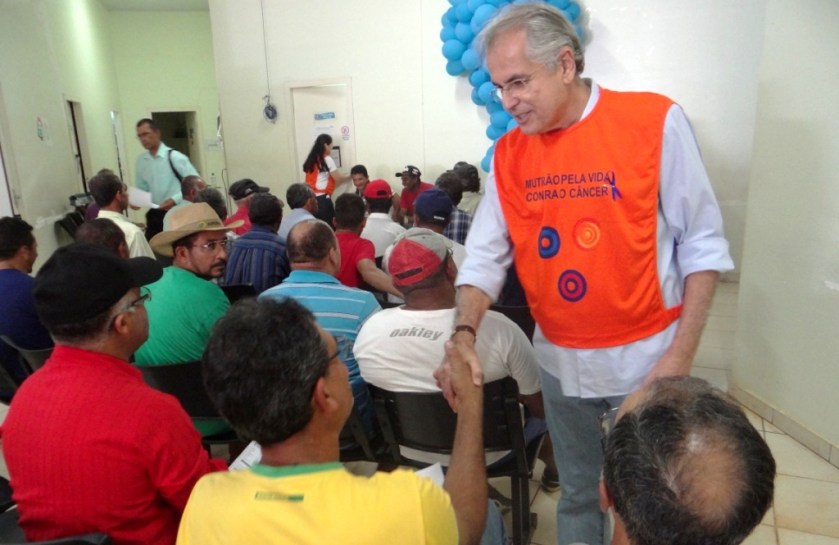 O Prefeito conversou com quem esperava atendimento.