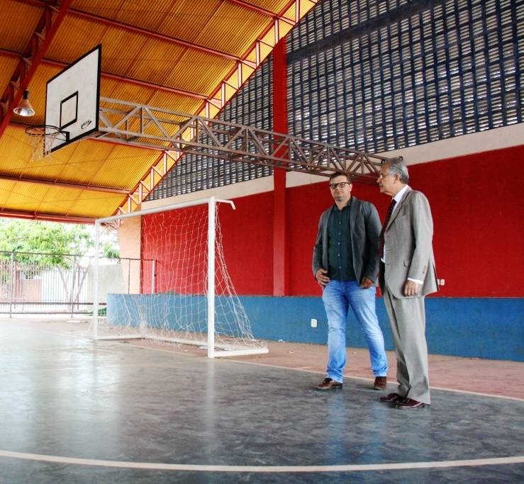 A quadra coberta da escola Ivo Hering é uma que está sendo reformada
