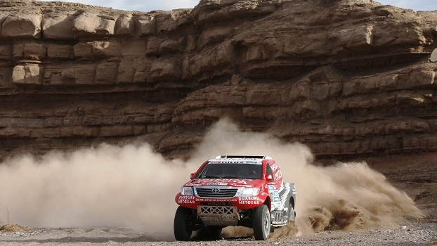 O sul-africano segue de perto o ponteiro com sua Toyota