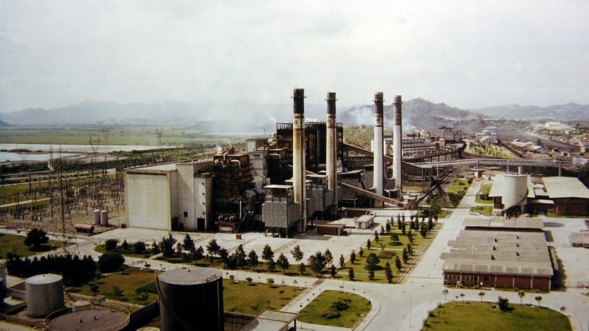 Complexo termoelétrico Jorge Lacerda, em Tubarão, às margens da BR 101: operando a toda força com o carvão de Santa Catarina