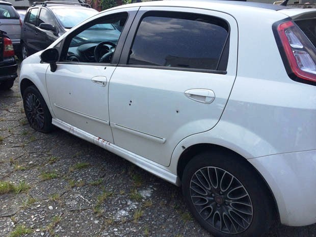 O carro do comerciante, com perfurações de bala.
