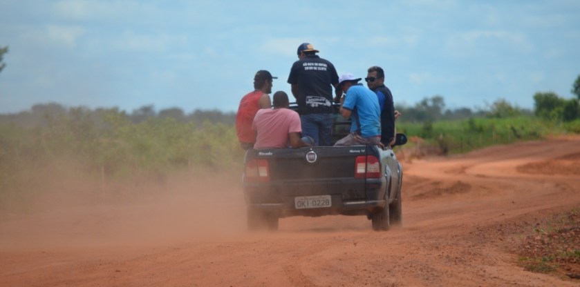 Patrulha de caminhoneiros larga atrás de colega que desviou o bloqueio