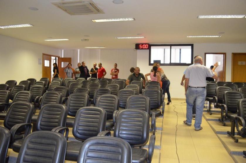 Final de uma sessão melancólica do legislativo, com a presença de duas dezenas de gatos pingados.