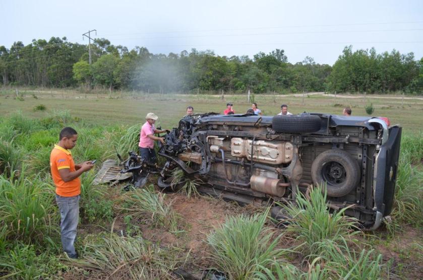 Quando a reportagem de O Expresso chegou ao local, a camionete ainda fumegava.