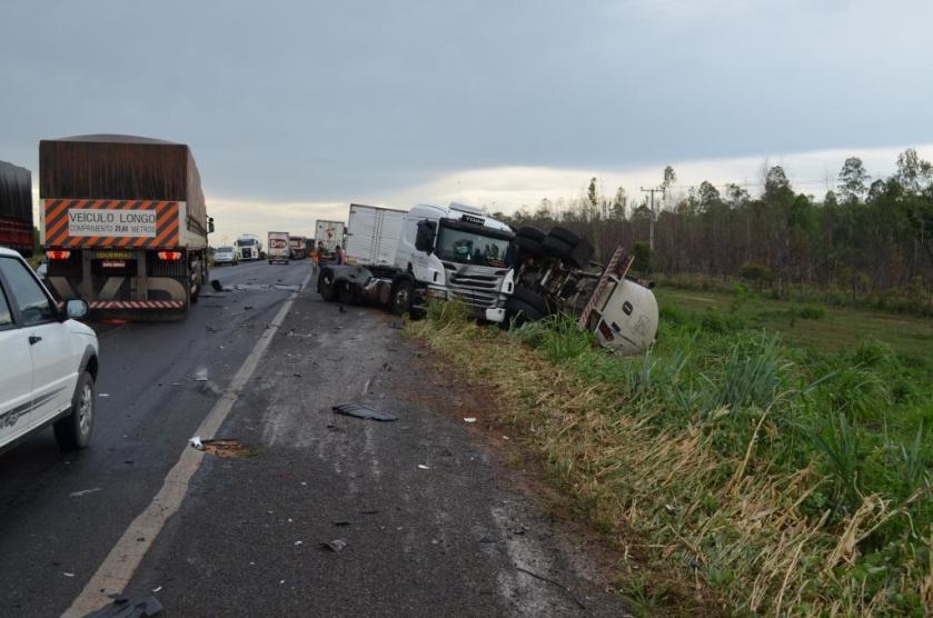 Carreta-tanque sofreu sérios danos 
