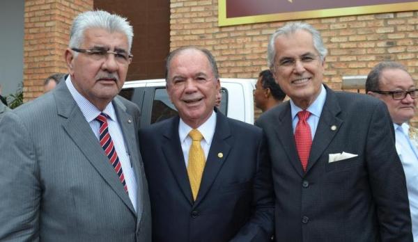Os prefeitos Antonio Henrique e Humberto Santa Cruz e o vice-governador João Leão comemoram a instalação da Câmara 