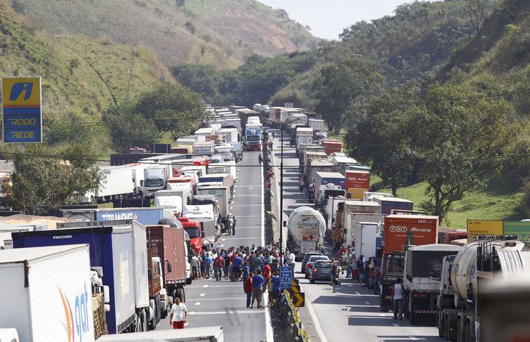 RJ, 31/07/2012, Protesto de caminhoneiros em greve  fecha a Rodovia Presidente Dutra (BR-116) próximo a Barra Mansa, na cidade do Rio de Janeiro  Foto: Pablo Jacob / Agencia O Globo