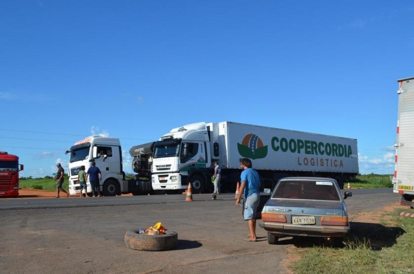 Caminhões continuarão parando, como em Luís Eduardo Magalhães. Entrar na cidade pode, sair de jeito nenhum.