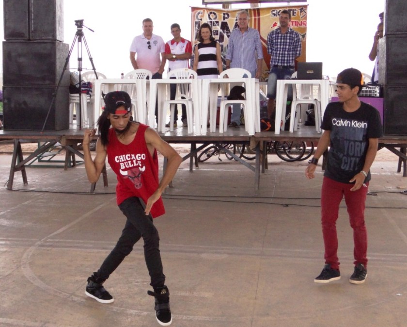 A dança de rua é uma das atrações da primeira Copa LEM Cultura de Rua, realizada neste domingo, véspera dos 15 anos de aniversário do município (1)