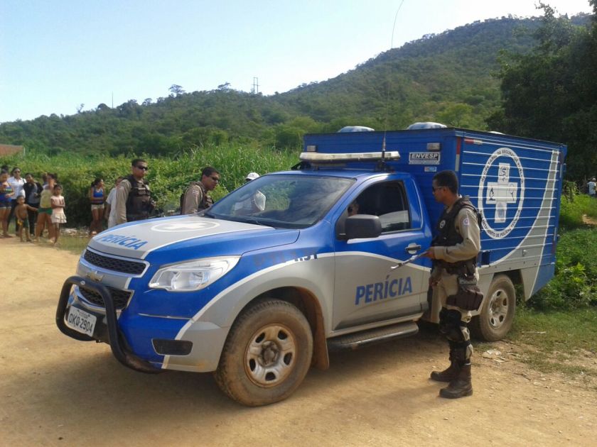 DPT recolhe o corpo da vítima.