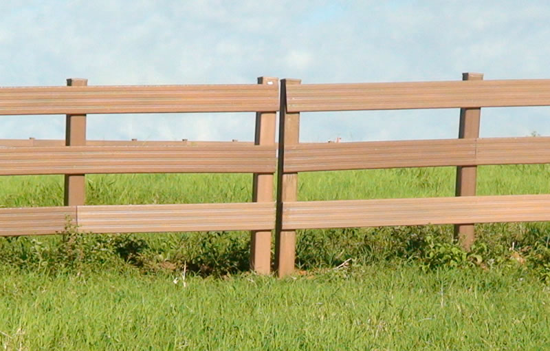 Cerca e mourões de plástico reciclado
