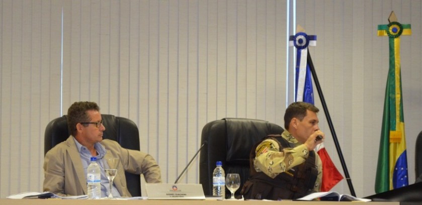 O presidente do Conseg-LEM e o capitão Quesado, comandante da CIPE-Cerrado. Pela redução do horário de funcionamento dos bares.