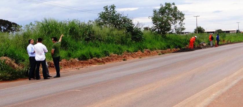 O engenheiro e os secretários conferiram as margens da rodovia que sofreu erosão