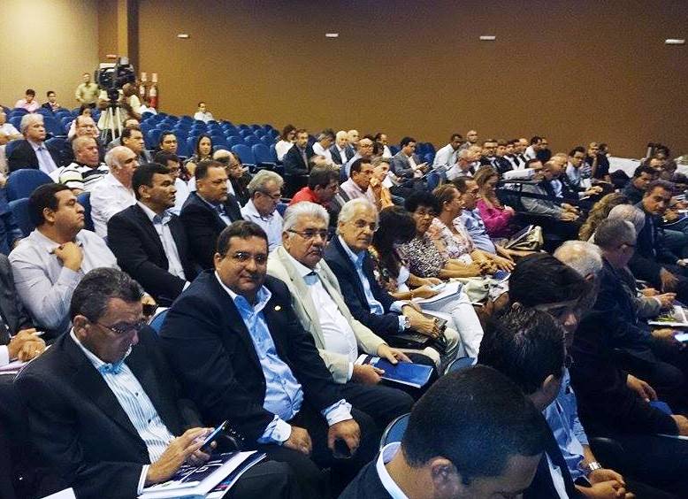 O prefeito Humberto ao lado do prefeito de Barreiras, Antonio Henrique e do deputado estadual Antônio Henrique Jr no lançamento do consórcio