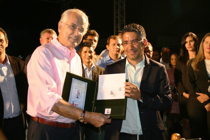 O prefeito Humberto Santa Cruz e o gerente dos Correios na Região Rondinele de Carvalho no lançamento do selo e do carimbo comemorativo