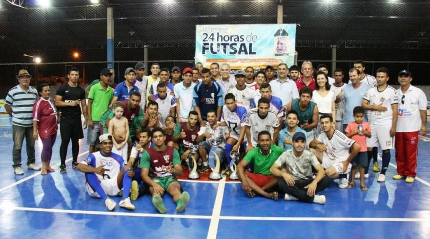 O prefeito Humberto Santa Cruz e o secretário de Esporte e Lazer, Marcos Alecrim com os campeões